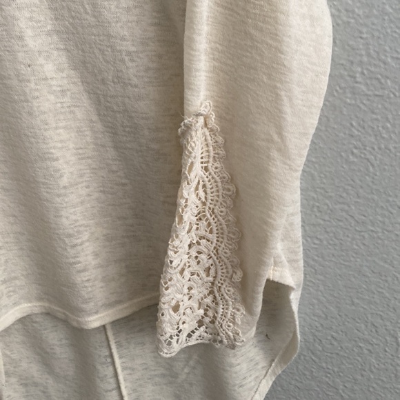 Cute top w/embroidered sleeves - Picture 4 of 9